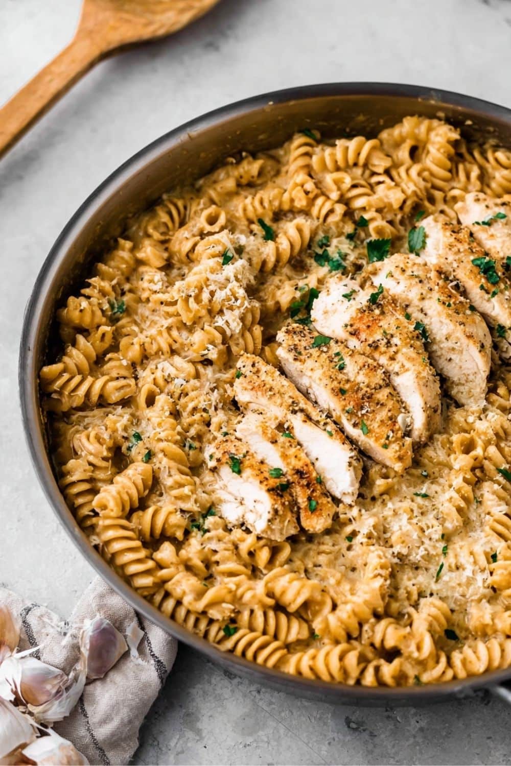 Garlic Parmesan Chicken Pasta Bake: A Cozy Dinner Delight!